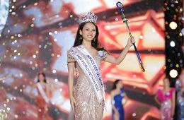 Vừa đăng quang, Hoa hậu Mai Phương đã bán vương miện