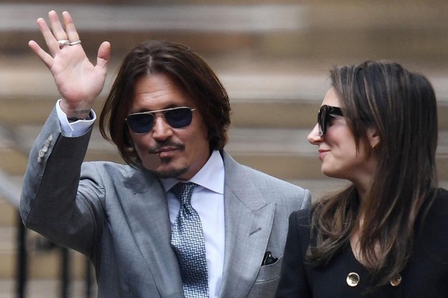 Johnny Depp hẹn hò nữ luật sư Joelle Rich