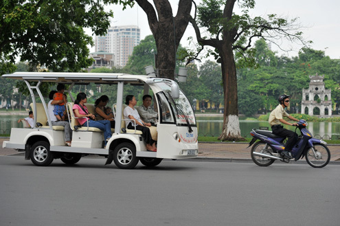 Hà Nội vận hành thêm tuyến buýt điện mới phục vụ người dân  Giao thông   Vietnam VietnamPlus