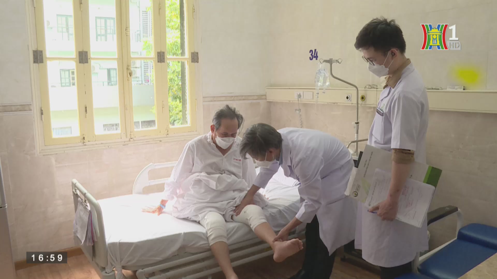 Bệnh viện Hữu nghị Việt Đức lần đầu thay cả 2 khớp gối nhân tạo cho bệnh nhân 