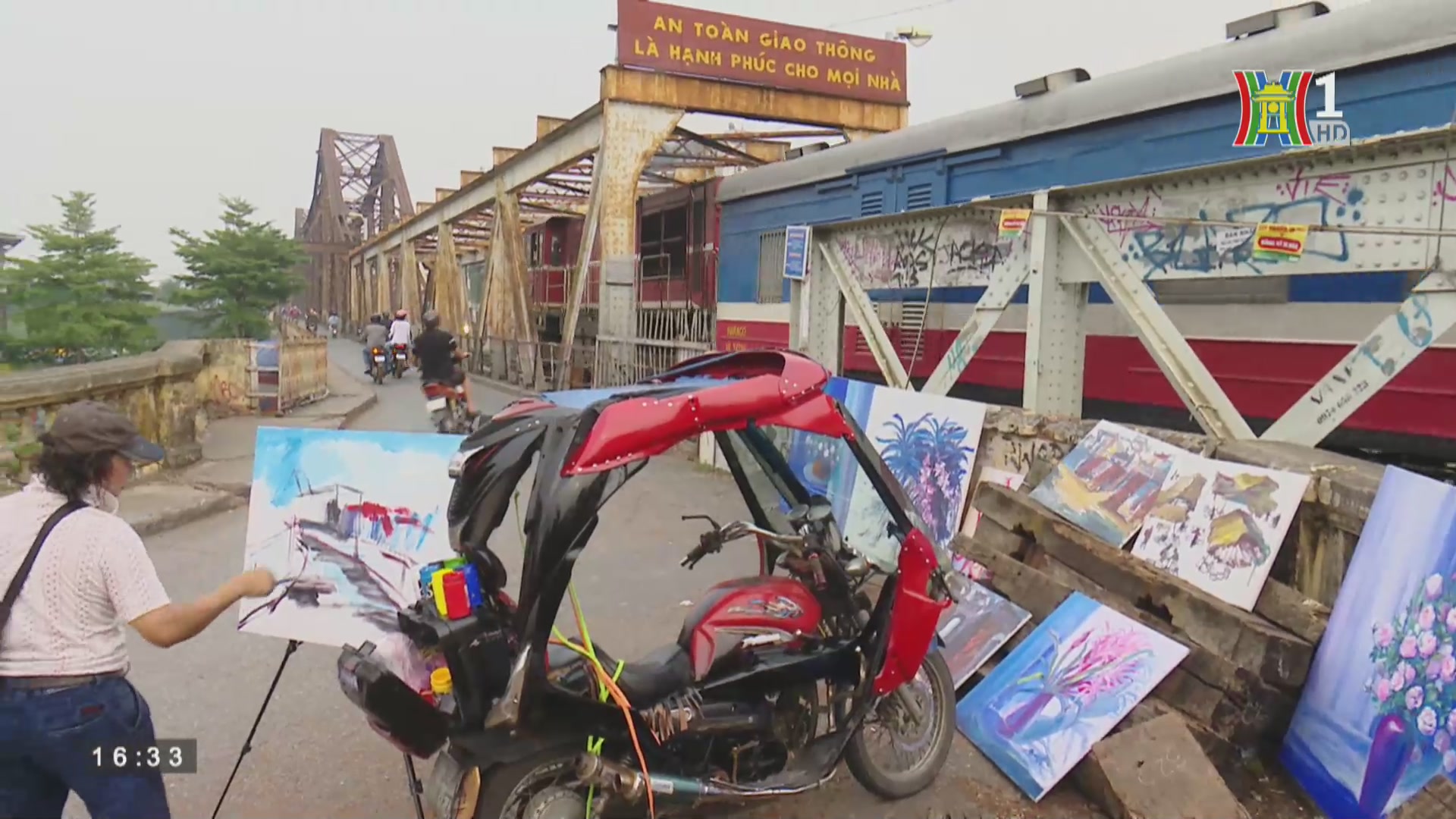 Ký sự Hà Nội: Gánh tranh rong trên cầu Long Biên