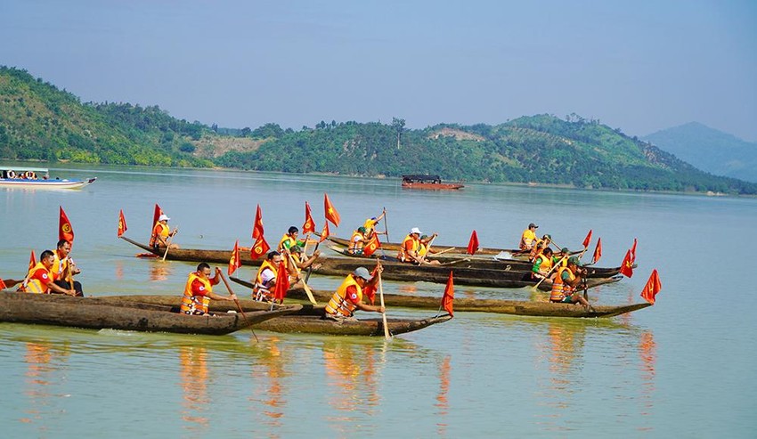 Lễ hội đua thuyền độc mộc trên sông Pô Cô 