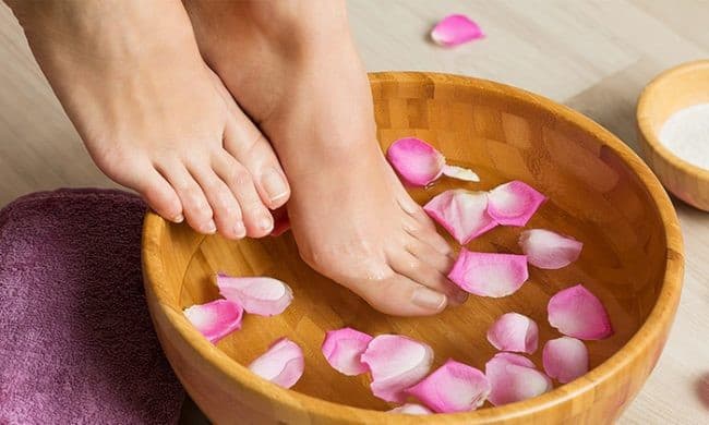 5 cách giúp bạn giải quyết đôi chân khô ráp