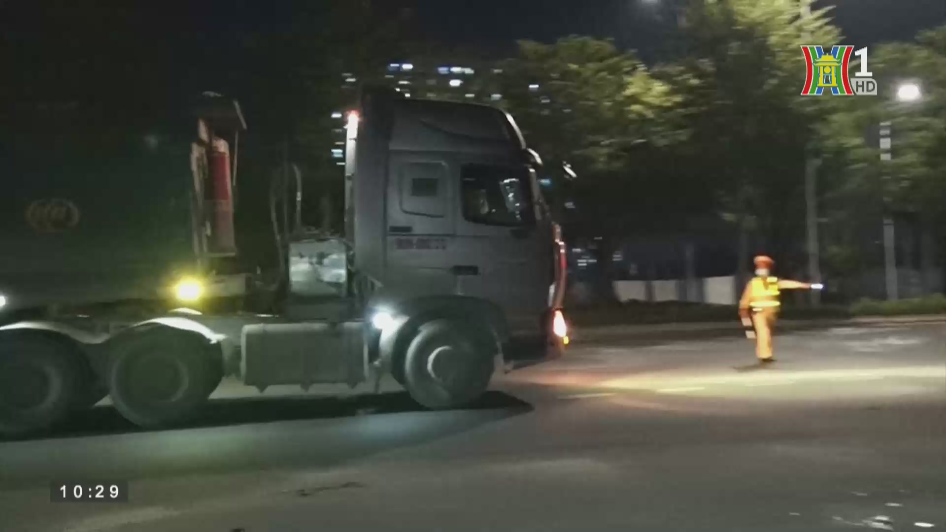 Cảnh sát giao thông hóa trang xử lý xe khách rùa bò